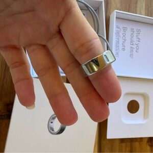 Oura Ring 4 – Silver – Size 8. Excellent condition charger not included